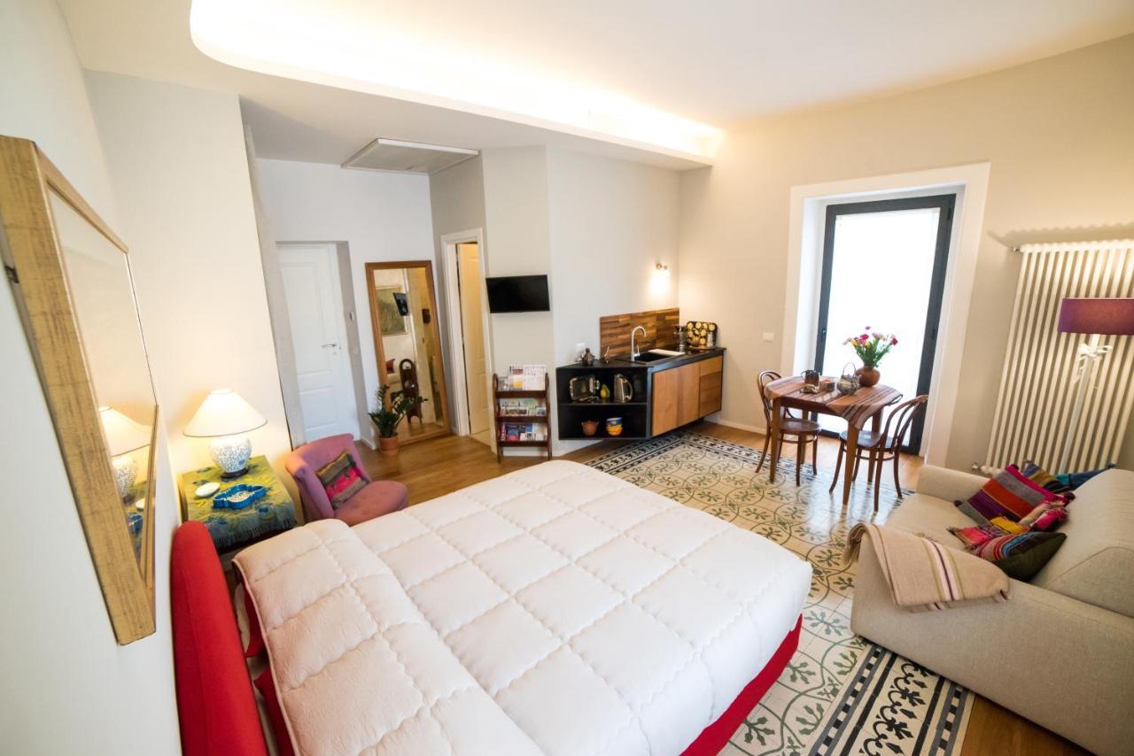 Le Rondini Della Pietrasanta Appartement Napels Buitenkant foto